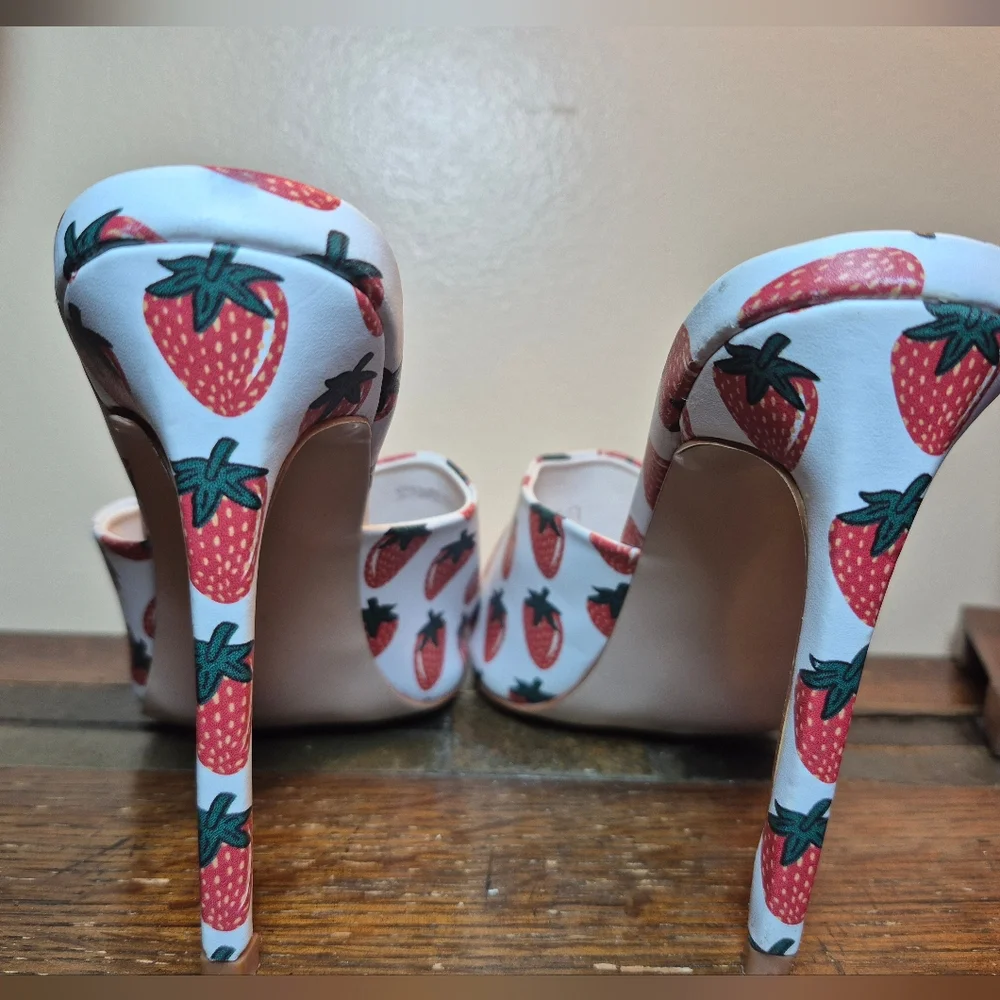 Azalea Wang Strawberry Sandals‎ - Size 11